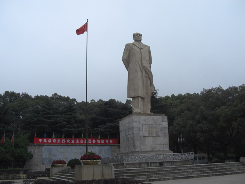 校园毛泽东石雕像