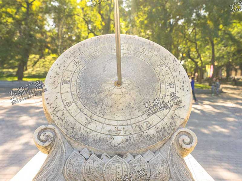 公园石雕日晷图片