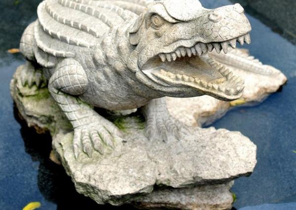 雕刻鳄鱼_鳄鱼石雕图片